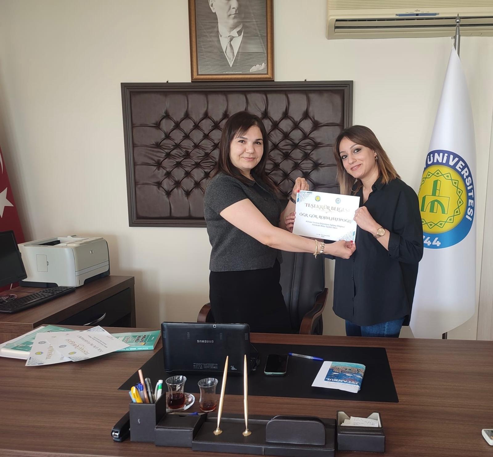 Program Başkanı hocalarımıza Teşekkür Belgesi takdim edildi.